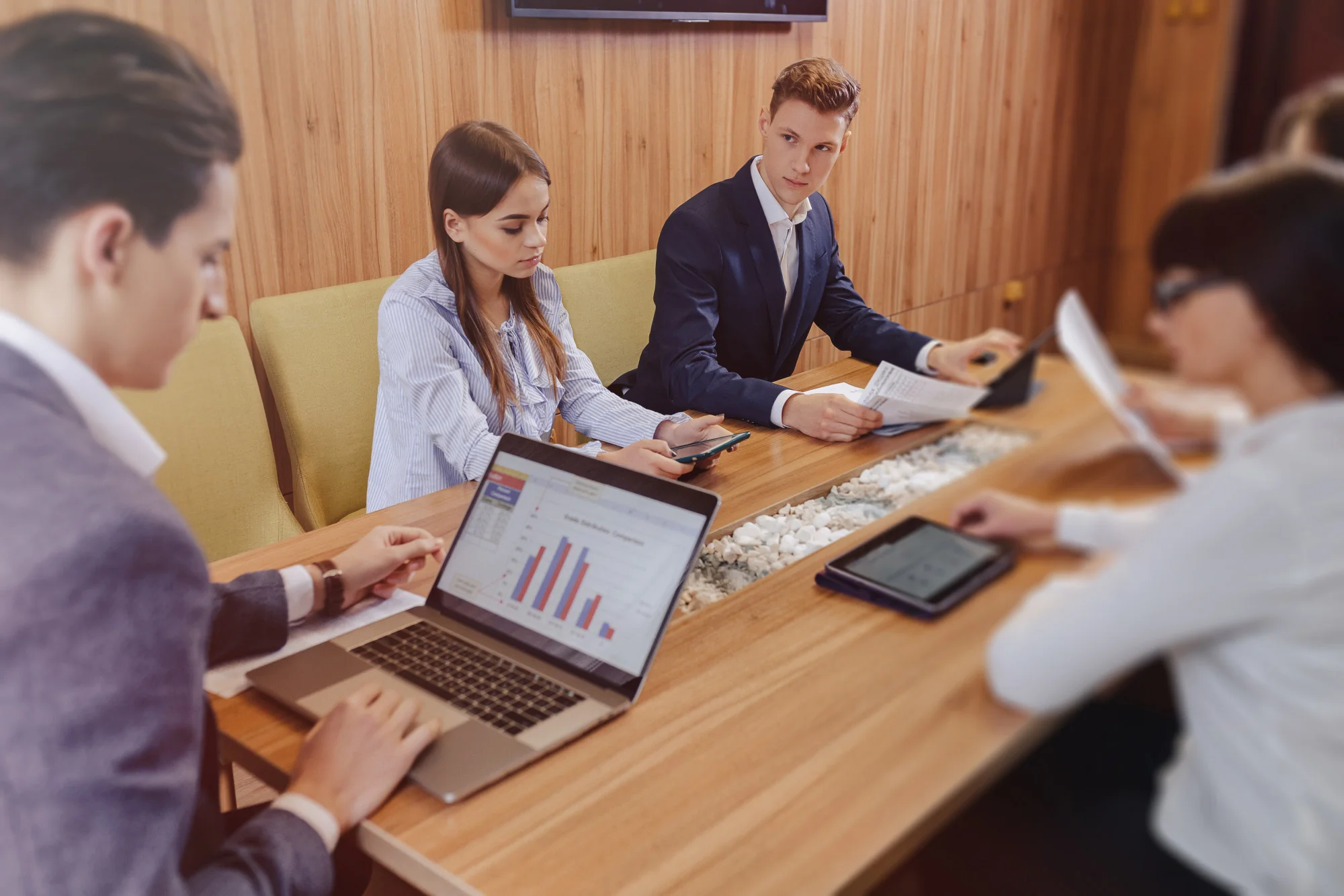 personas reunidas trabajando con TRIPLE A Consultoría Estratégica