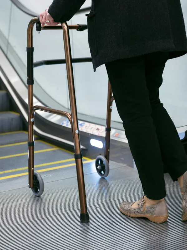 persona discapacitada subiendo escaleras eléctricas, Accesibilidad municipal consultoría triple a